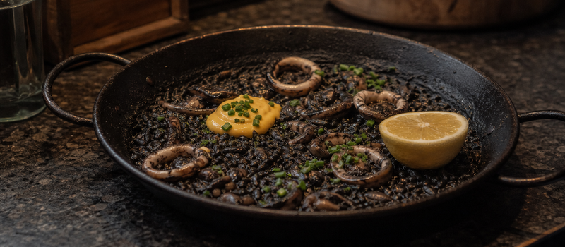 Chipirons en su tinta sur riz noir, aïoli safrané et ciboulette
