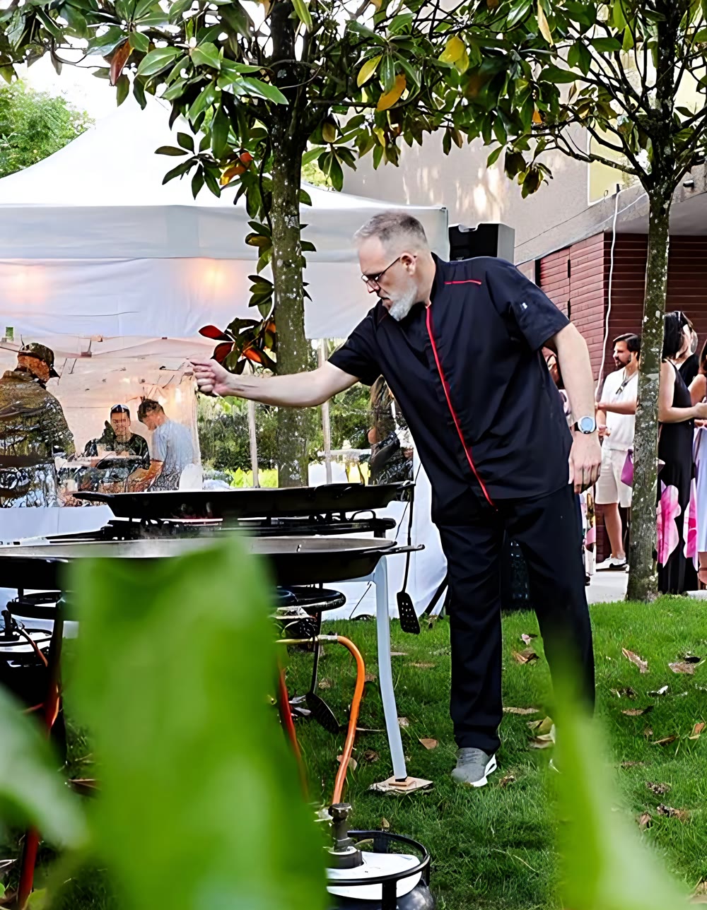 Héctor préparant une paella