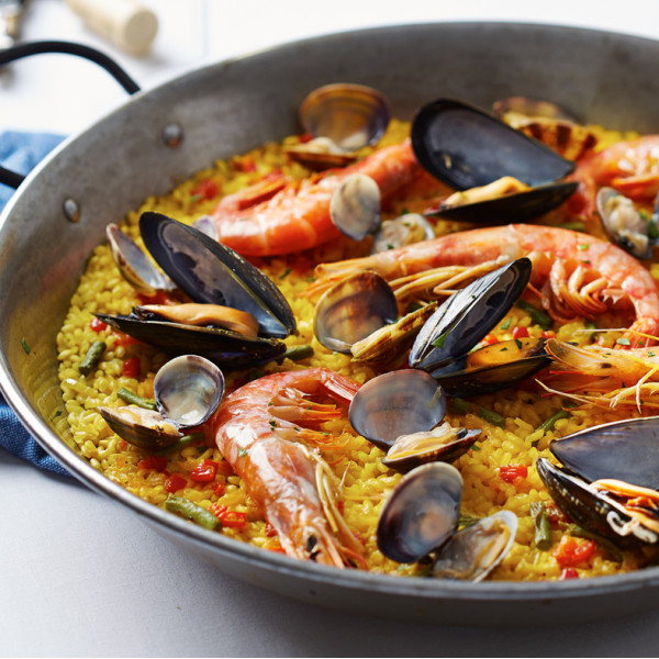 Paella ai frutti di mare con riso dorato nella sua padella
